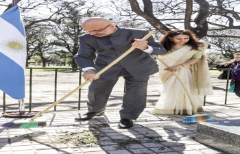 El Embajador Dinesh Bhatia y Smt Seema Bhatia  ofrecieron Shramdaan y realizaron una campaña de limpieza en el corazón de Buenos Aires
